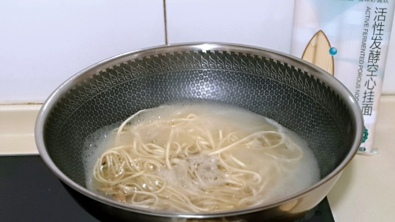海鲜什锦鸡汤面,大火煮约5分钟左右，中间加了两次凉水，总之直到将面条煮熟就可以。