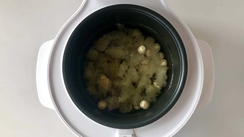 绿豆糯耳莲子汤,把泡好的绿豆和莲子沥水，也放入电饭煲内锅中，加入5倍清水。