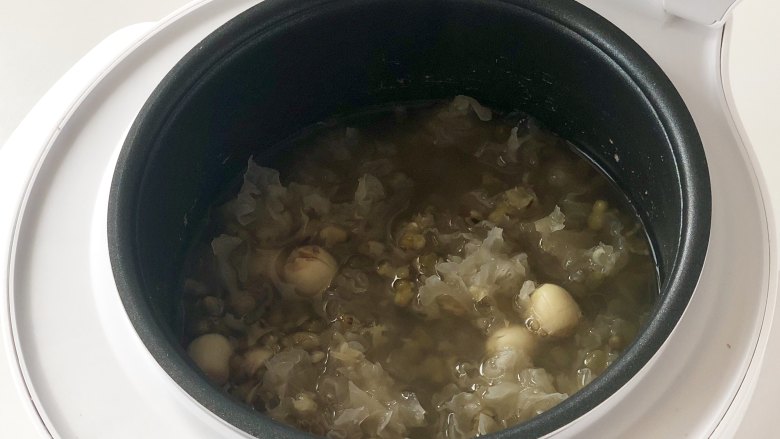 绿豆糯耳莲子汤,电饭煲完成提示音响后，绿豆糯耳莲子汤就煲好了。