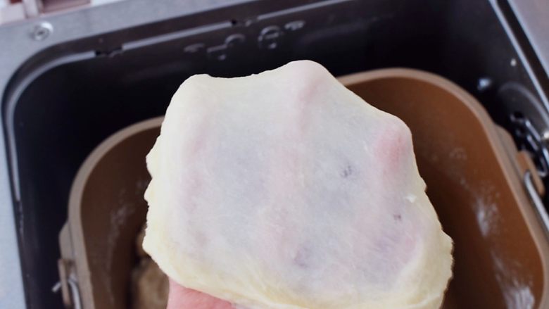 日式蜜豆面包,直到揉至扩展阶段，也就是可以拉出薄薄一层膜