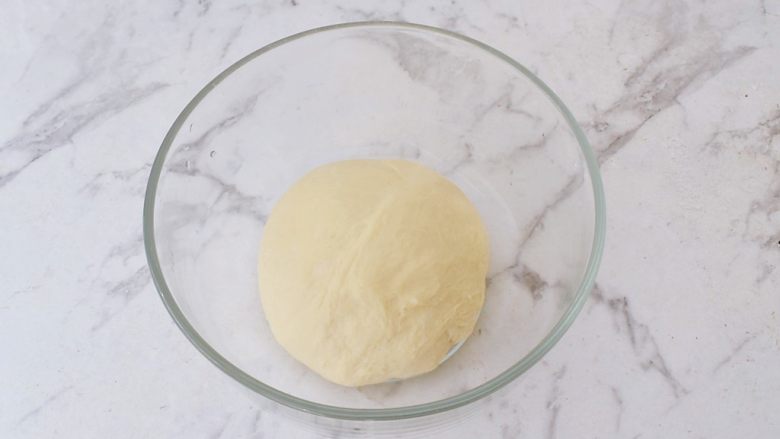 日式蜜豆面包,取出面团揉圆放在温暖处发酵至两倍大