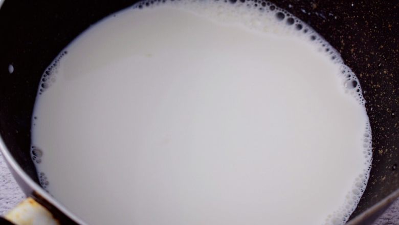 6寸KT猫奥利奥慕斯蛋糕,200克纯牛奶加入白糖小火加热至白糖融化