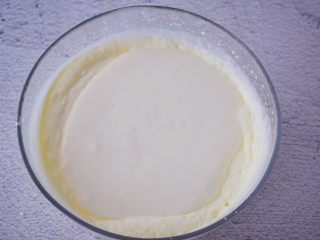 6寸KT猫奥利奥慕斯蛋糕,把酸奶糊倒入淡奶油中，翻拌均匀