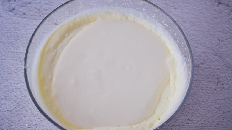 6寸KT猫奥利奥慕斯蛋糕,把酸奶糊倒入淡奶油中，翻拌均匀