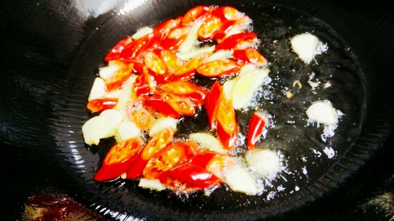洋葱大肠,爆香后加入小米红椒