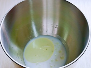 黑麦汉堡胚面包,首先将液体、牛奶，玉米油倒入厨师机中。