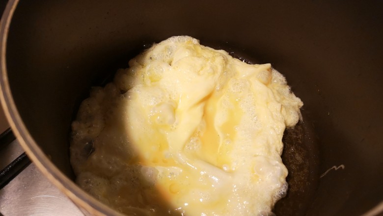 黄瓜煎蛋汤,油开之后煎鸡蛋。