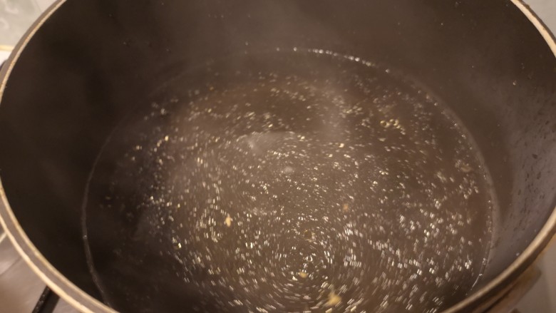 黄瓜煎蛋汤,锅不用刷，直接加入开水。