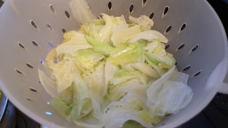 生菜沙拉,搅拌一下就盛出，不需要等水再开。盛出沥干水分。