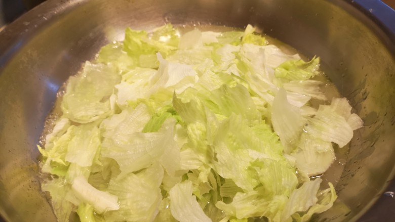 生菜沙拉,水开之后下入生菜。