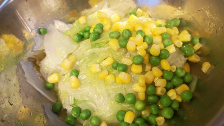 生菜沙拉,盛出放入生菜中。