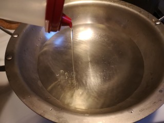 虾仁西蓝花,锅内加入开水，放入几滴食用油。