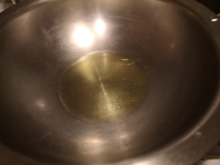 虾仁西蓝花,锅内放食用油。
