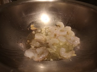 虾仁西蓝花,下入虾仁，加入胡椒粉去腥。
