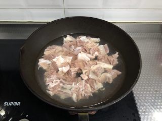 咖喱牛肉饭,牛腩凉水下锅焯烫3分钟捞出备用