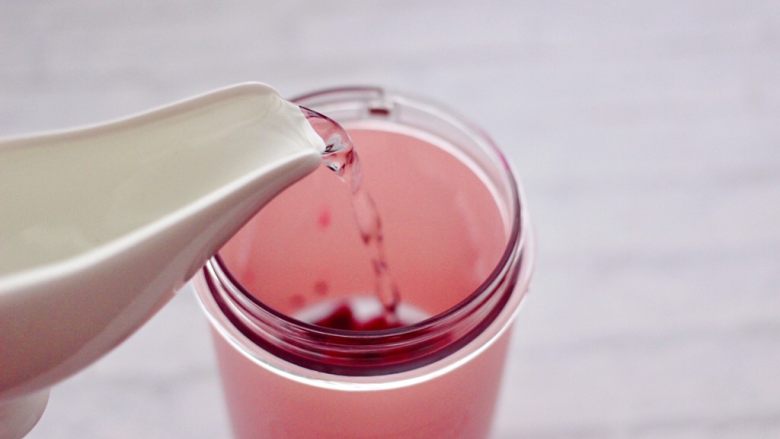 火龙果小番茄蜂蜜果汁,最后倒入纯净水，喜欢果汁稀一点的，可以多加一些纯净水。