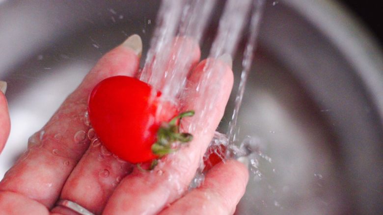 火龙果小番茄蜂蜜果汁,把<a style='color:red;display:inline-block;' href='/shicai/ 89994'>小番茄</a>先用淡盐水浸泡一会，再用自来水反复冲洗干净。