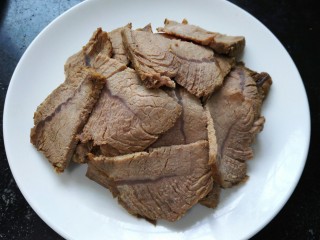 凉拌牛肉,晾凉后切成均匀的薄片