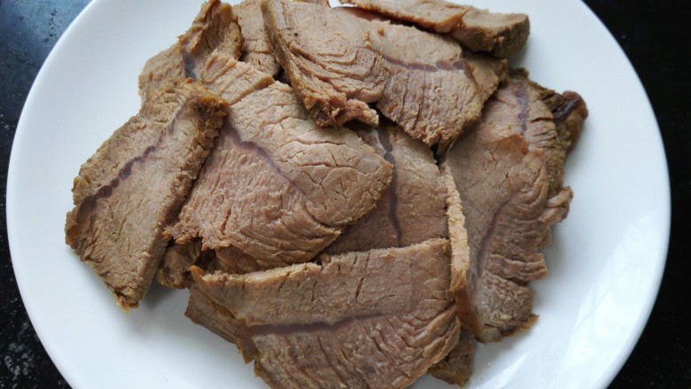 凉拌牛肉,晾凉后切成均匀的薄片