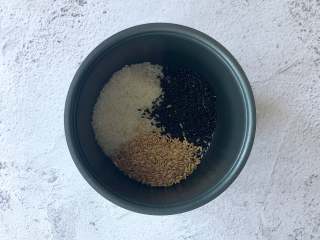 豆皮杂粮卷,把大米、黑米、燕麦米洗净。