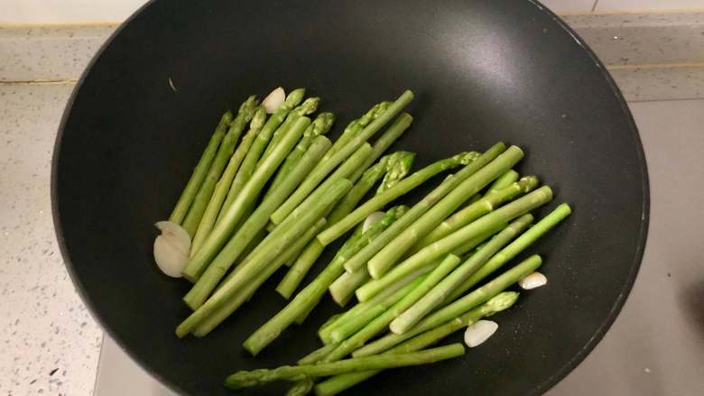 豆皮杂粮卷,锅里加入芦笋，翻炒2～3分钟即可。