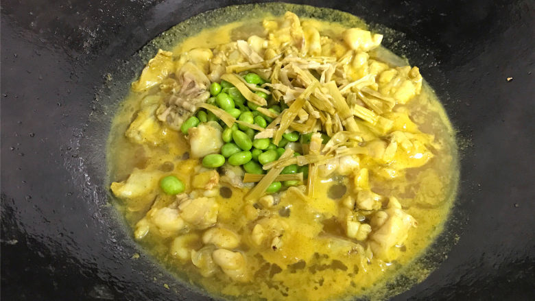 咖喱牛蛙,把毛豆籽和扁尖笋一起放入锅中。