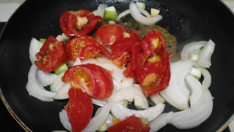 红烧茄子,放入西红柿块。