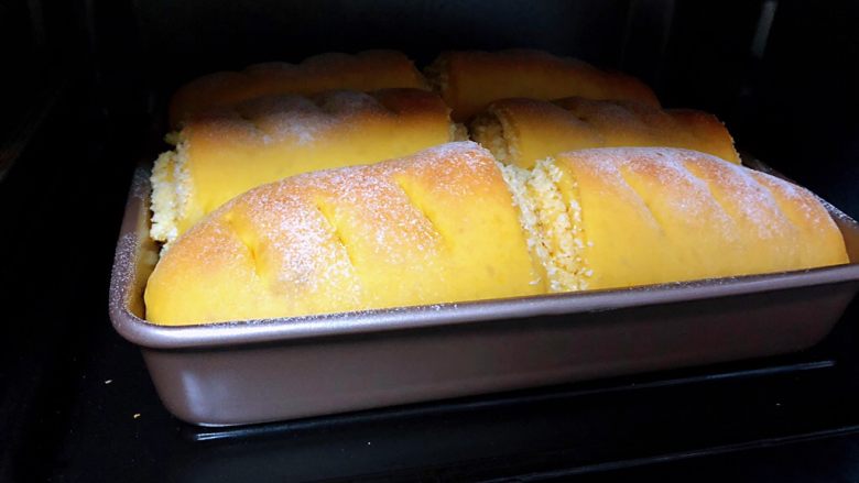 南瓜椰蓉面包,烤箱预热165度，中下层，烤35分钟