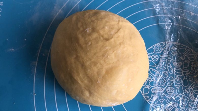 南瓜椰蓉面包,平均分成两份，滚圆后表面覆盖保鲜膜静置松弛15分钟