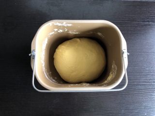 南瓜椰蓉面包,将主面团中食材除黄油外放入面包机中，加入发酵好的酵头揉面20分钟
