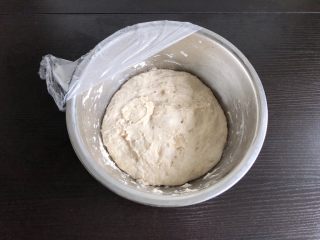 南瓜椰蓉面包,将酵头的食材放入盆中揉匀，加盖保鲜膜入冰箱冷藏10小时以上