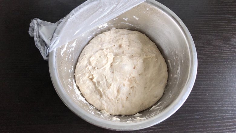 南瓜椰蓉面包,将酵头的食材放入盆中揉匀，加盖保鲜膜入冰箱冷藏10小时以上