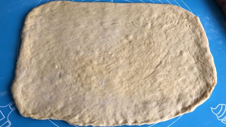 南瓜椰蓉面包,取一份擀成长方形薄片