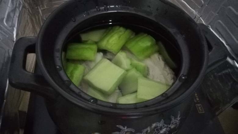 苦瓜黄豆煲五花肉,最后在放上苦瓜，加过适量的水
