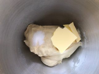 烫种芝麻辫子面包,加黄油跟盐，继续启动揉面程序将材料揉均匀