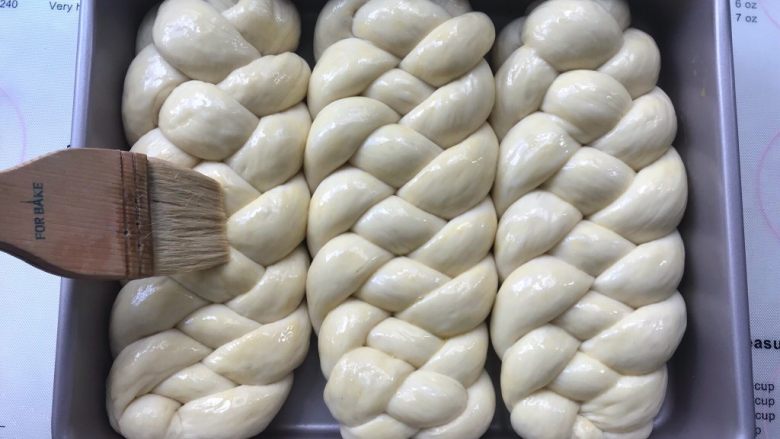 烫种芝麻辫子面包,在面包表层刷上一层薄薄的全蛋液