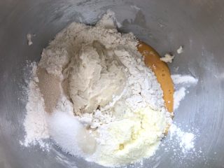 烫种芝麻辫子面包,厨师机内加高粉、全蛋液、细砂糖、奶粉、酵母跟凉透的烫种面团