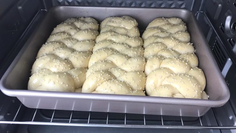 烫种芝麻辫子面包,入烤箱烘烤23分钟，表面微微上色即可出炉