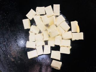 上海青炒豆腐,放入豆腐，摊平小火煎成金黄色