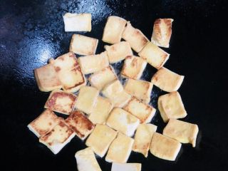 上海青炒豆腐,另一面煎至金黄色装盘备用