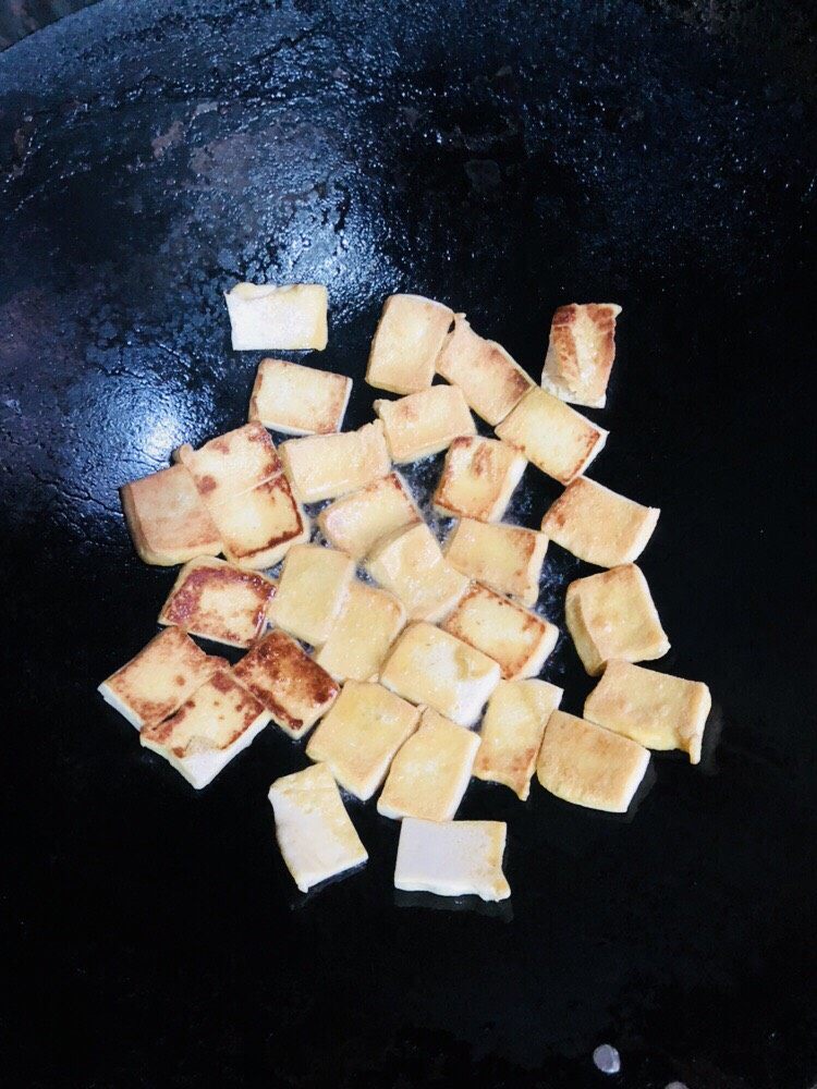 上海青炒豆腐,另一面煎至金黄色装盘备用