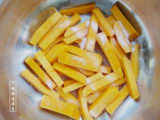 咸蛋黄焗南瓜,撒少许盐，腌制10分钟