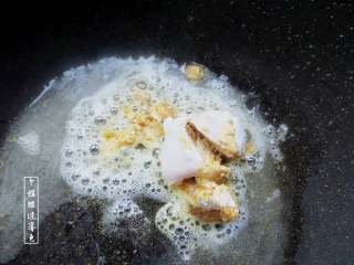 咸蛋黄焗南瓜,锅内放入适量油，倒入蛋黄末