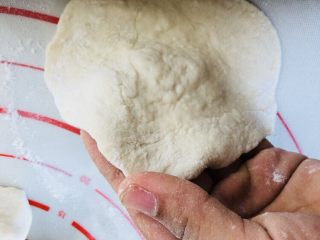 豇豆包子（长豆角）,取一块小剂子，用擀面杖擀成面皮，尽量中间厚周围薄。