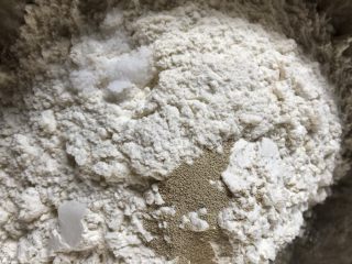 豇豆包子（长豆角）,面粉加入适量盐和酵母粉混合均匀。盐和酵母粉尽量不要放在一起以免影响活性。