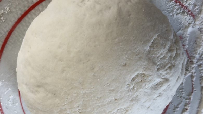 豇豆包子（长豆角）,揉面垫抹上少许面粉，转移出排完气的面团