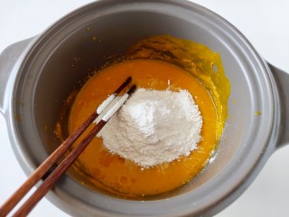 南瓜蜜豆馒头,面粉和泡打粉提前混合，倒入和面盆中