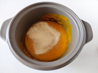 南瓜蜜豆馒头,记得把酵母粉也一起放进去。