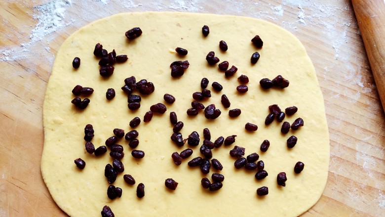 南瓜蜜豆馒头,并且擀成薄饼状。像图中那样撒红豆。