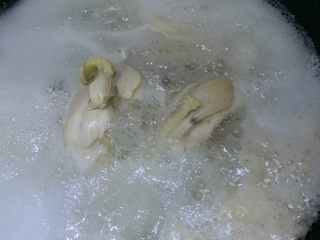 蒜香柠檬鸡,煮鸡腿。一定要煮熟，不会再二次加热了。